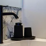 Kitai, Sui Tetti Di *