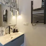 Kitai, Sui Tetti Di Apartament