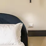 Kitai, Sui Tetti Di Apartament *