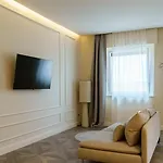 Kitai, Sui Tetti Di Apartament *