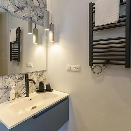Kitai, Sui Tetti Di Apartment