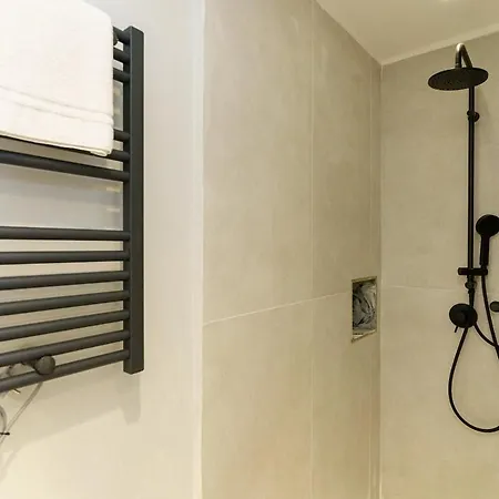 Kitai, Sui Tetti Di Apartment